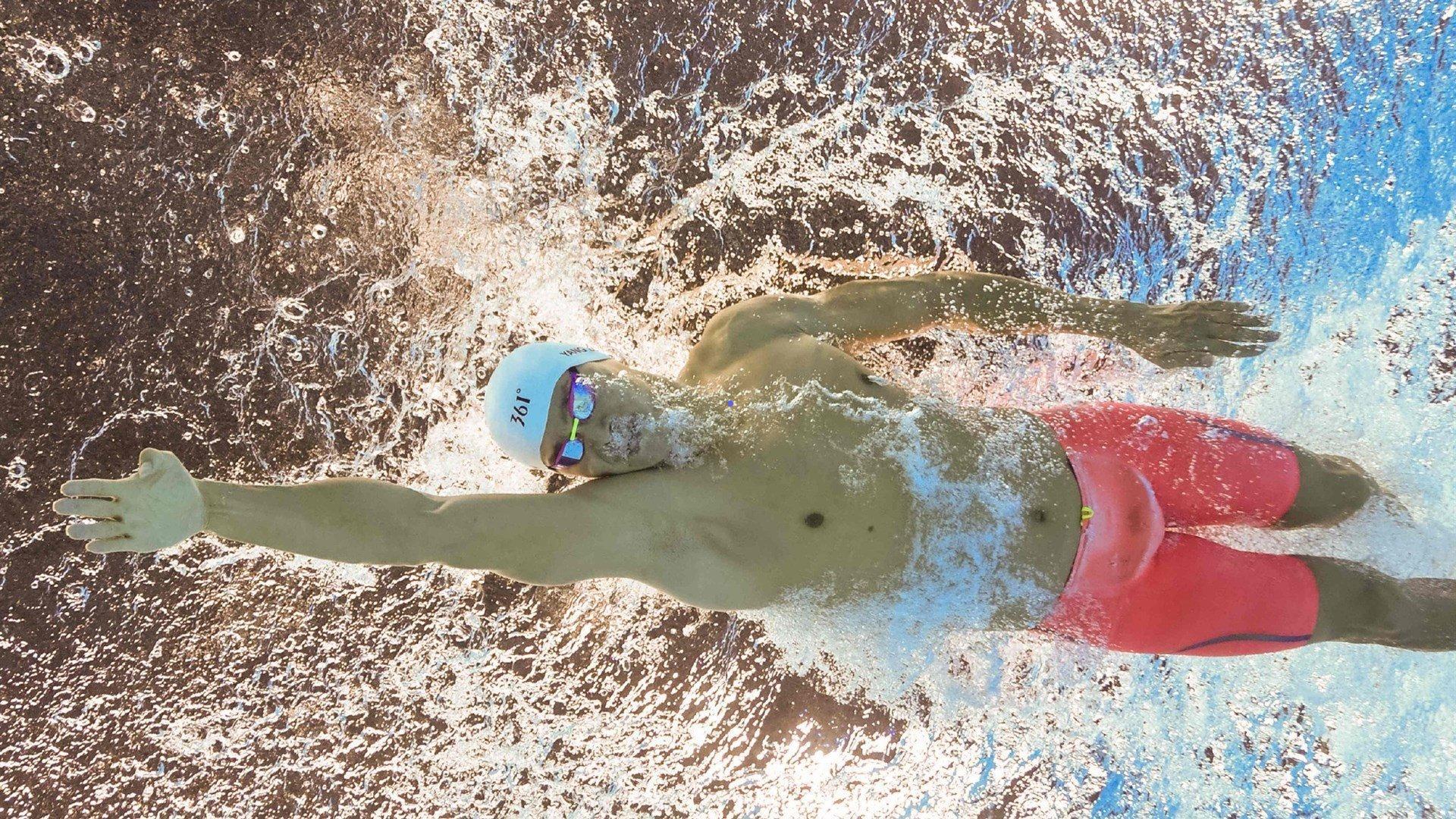 库里默默点赞杰伦威顺走一大袋爆米花，这好像比奖杯还重