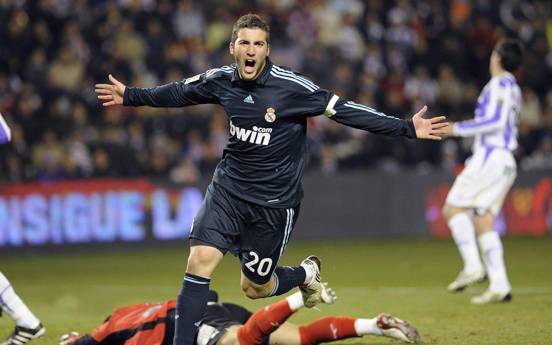 弗格森爵士误入播客录制现场!费迪南德吐槽,12年过去了,我们依然不敢说他